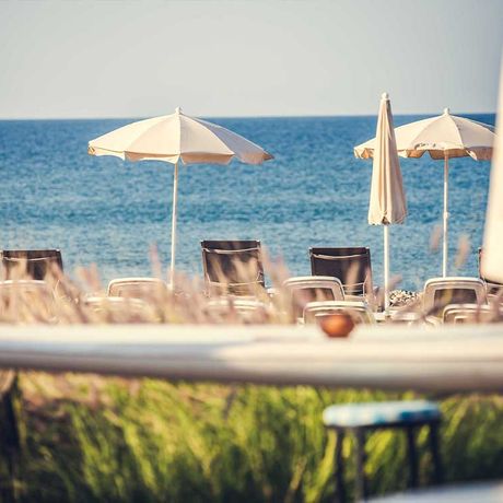 Blick auf Liegen und Sonnenschirme am Strand des Hotels Paradis Plage