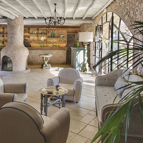 Blick auf einen Sitzbereich mit Kamin im Innenbereich des Luxushotels la Sultana Oualidia