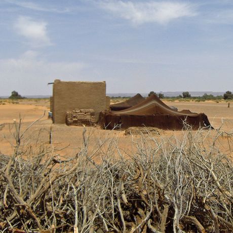 Blick auf ein Zelt in der Wueste Marokkos