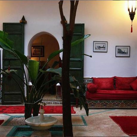 Riad Al Karama Sofas Blick auf zwei Sofas