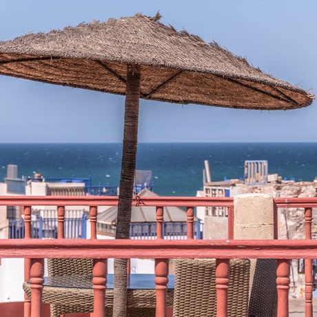 Blick auf das Meer vor Essaouira von der Dachterrasse des Riads Villa Garance