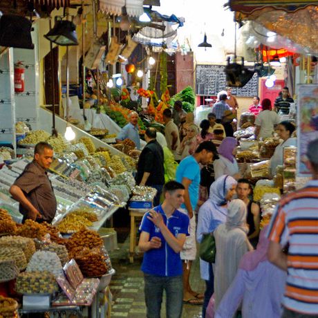 Blick auf Personen auf einem Souk in Meknes