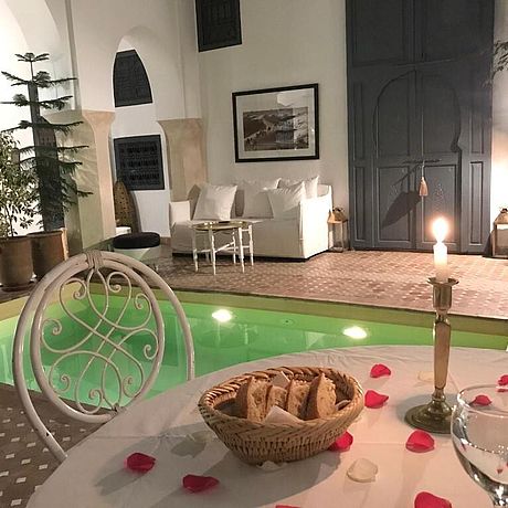 Riad Magellan Galerie Blick in den Innenhof mit Tauchbecken