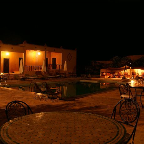 Blick auf die Terrasse bei Nacht in dem Hotel Kasbah Chez Amaliya