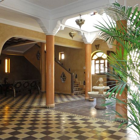 Blick auf einen Springbrunnen in der Lobby des Kasbah-Hotels el Malara