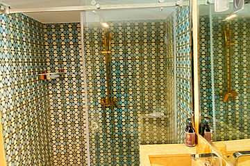 The little Hara Deluxezimmer Dusche
