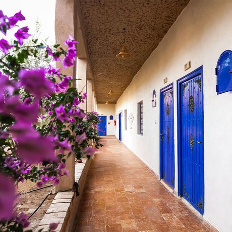 Blick auf die blauen Zimmertueren an einem Gang im Kasbah-Hotel Ksar Bicha