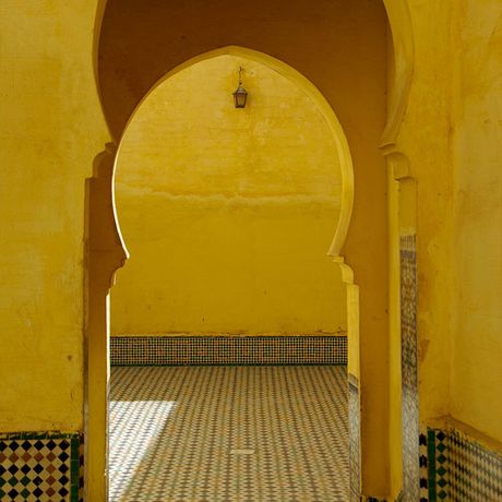 Blick auf einen Durchgang in einem Gebaeude in Meknes