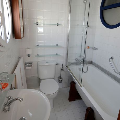 Blick auf Waschbecken, Toilette und Dusche im Badezimmer eines Standardzimmers