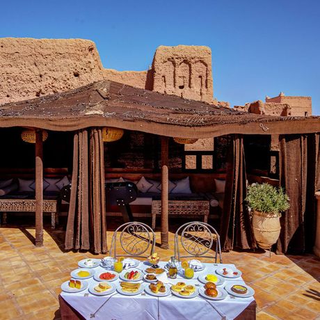 Blick auf frisches Gebaeck auf einem Tisch auf einer Terrasse des Kasbah-Hotels Ksar Ighnda