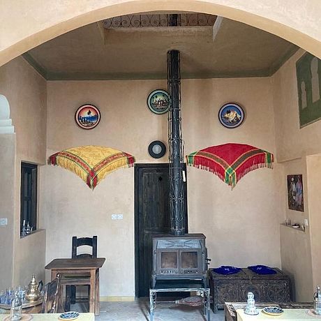 les 4 Saisons du Dadès Galerie Kamin mit Berber-Wanddekoration