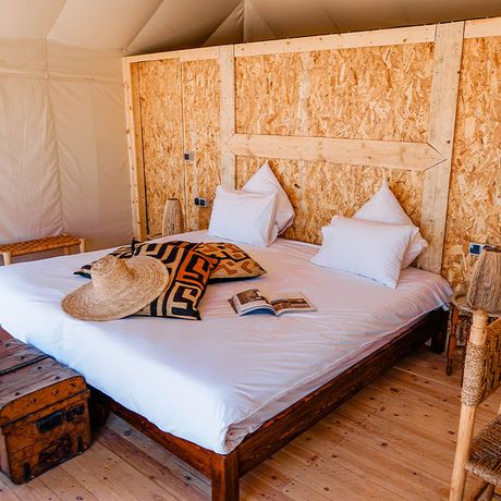 Blick auf ein Bett im Schlafbereich des Zeltes Decouverte