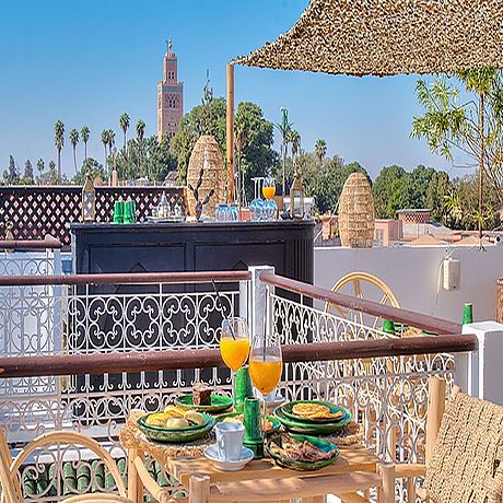 Riad Art & Emotion Galerie Frühstückstisch mit Koutubia Moschee im Hintergrund