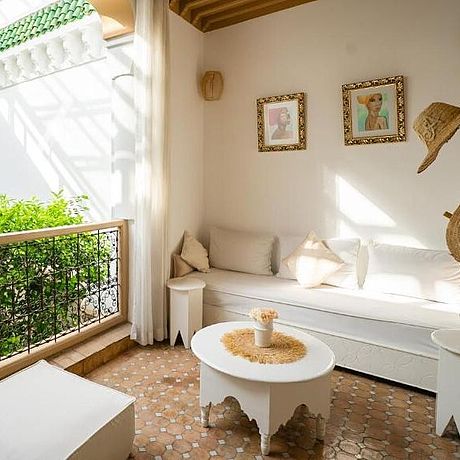 Riad Orangers d'Alilia Galerie Sofabereich auf einer Terrasse