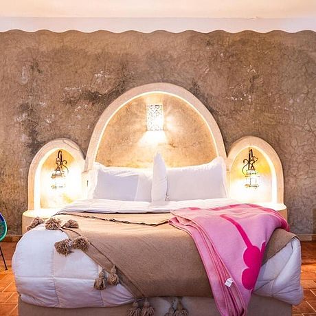 Riad Rihana Tamlalte Galerie Blick auf ein Doppelbett