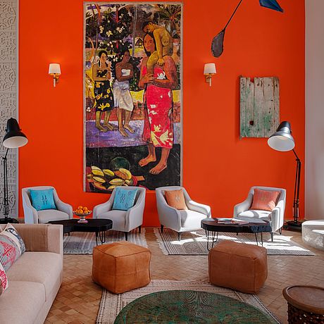Salon mitgroßem Wandbild und Stuck