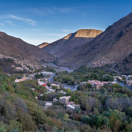 Blick auf ein Berberdorf in einem Tal im Toubkal Nationalpark