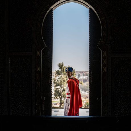Blick auf eine Wache vom Koenigspalast in Rabat