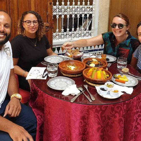 Eine Ausflugsgruppe an einem Esstisch in Rabat