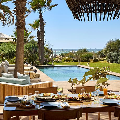 Hotel Sofitel Thalassa Sea & Spa Galerie Blick von der Terrasse auf Pool und Meer