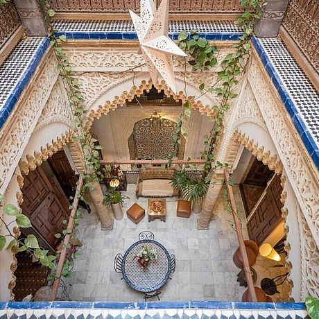 Riad Marhaba Galerie Blick von oben in den Innenhof