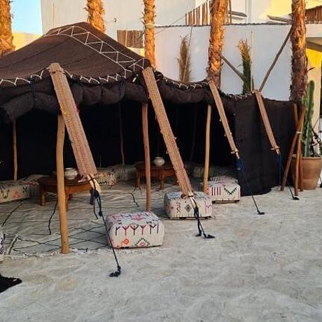 La Maison des Vagues Galerie Berberzelt im Garten