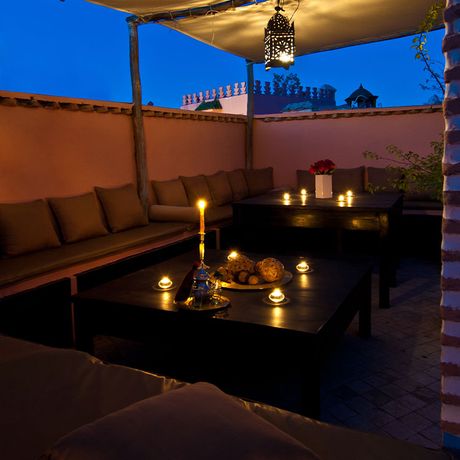 Blick auf eine grosse Sofa-Ecke mit zwei Tischen auf der Dachterrasse des Riad Magellan