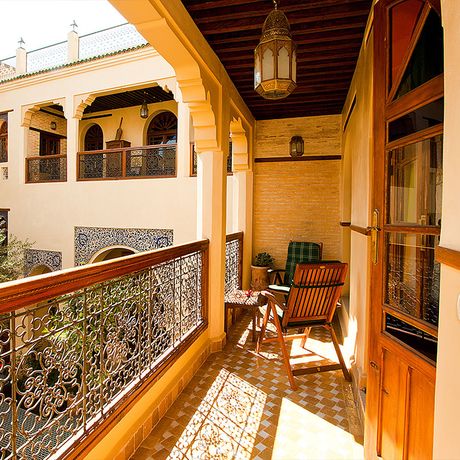 Blick auf eeinen Balkon mit Sitzmoeglichkeiten im Riad Salama