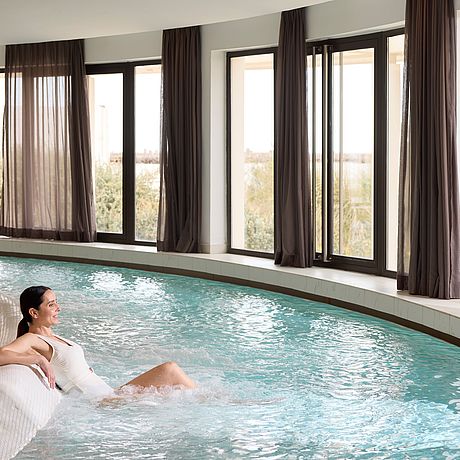 Hotel Sofitel Thalassa Sea & Spa Galerie Ansicht Frau im Thalasso-Bad