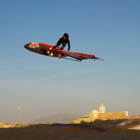 Blic kauf einen Windsurfer in der Luft vor Essaouira