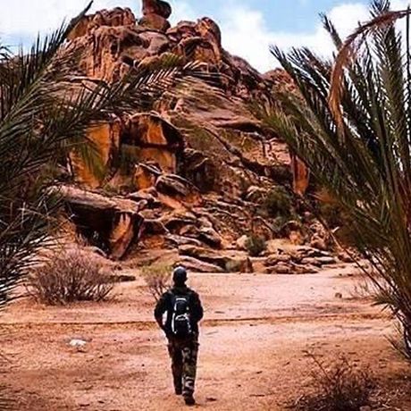 Blick auf eine Person vor einem Berg in Marokko