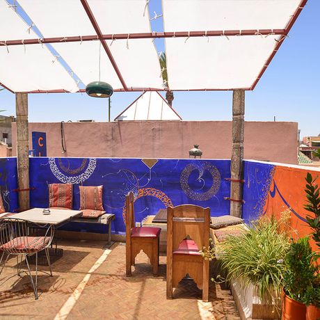 Blick auf einen Sitzbereich auf der Dachterrasse des Cafe Clock Marrakesch