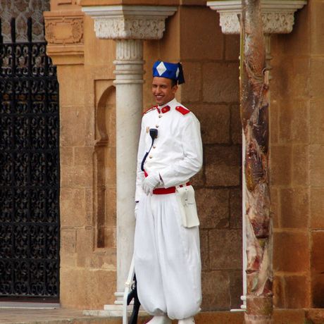 Blick auf eine uniformierte Wache vor dem Koenigspalast in Rabat
