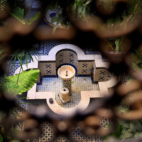 Blick auf einen Brunnen im Innenhof des Riad Lune et Soleil