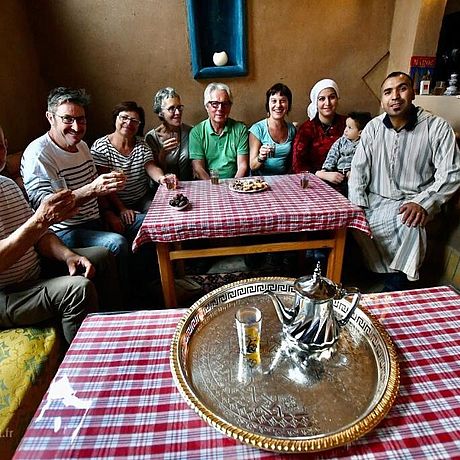 les 4 Saisons du Dadès Galerie Gruppe beim Teetrinken