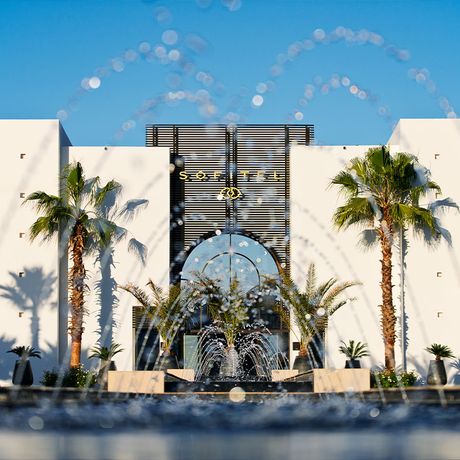 Blick auf einen grossen Springbrunnen und Palmen am Eingang des Hotels Sofitel Thalassa Sea & Spa