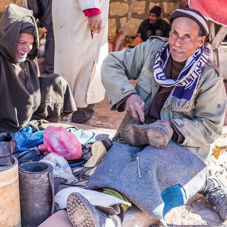 Mann repariert Schuhe auf dem Berbermarkt