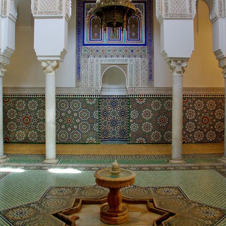 Blick auf einen Springbrunnen in einem Gebaeude in Meknes