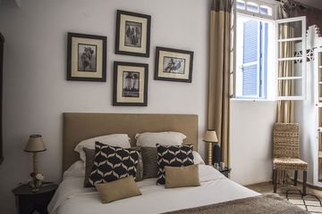 Riad Lyon Mogador Komfortzimmer Bett und Fenster
