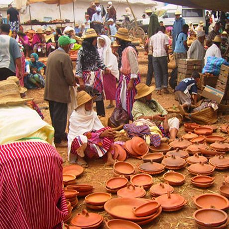 Blick auf einen Stand mit Toepfereiartikeln auf einem Berbermarkt