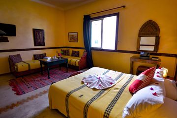 Hotel Riad Zahra Minisuite mit Poolblick Bett und Sitzecke