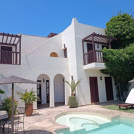 Rebali Riads Galerie Blick auf eine Villa mit Pool