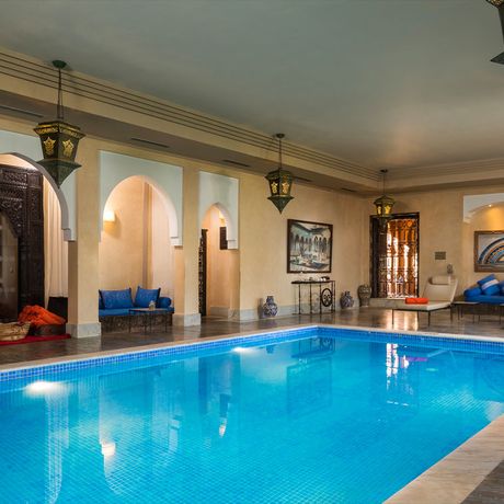 Blick einen Pool im Innenbereich des Kasbah-Hotels Tamadot
