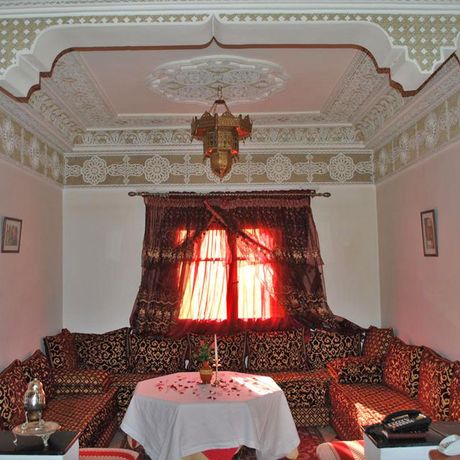 Blick auf ein Sofa um einen Tisch in einem Sitzbereich der Pension und Gaestehaus Riad Villa Midelt