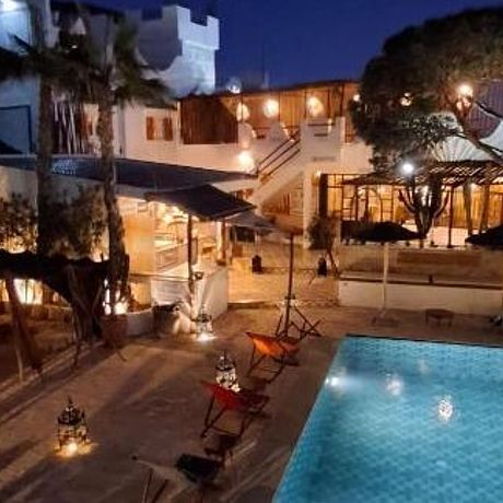 La Maison des Vagues Galerie Aussenansicht Fassade und Pool bei Nacht