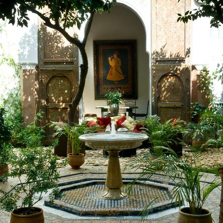 Blick auf einen Springbrunnen im Innenhof des Riad Laaroussa