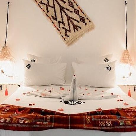Riad Art & Emotion Standardzimmer Blick auf ein Doppelbett