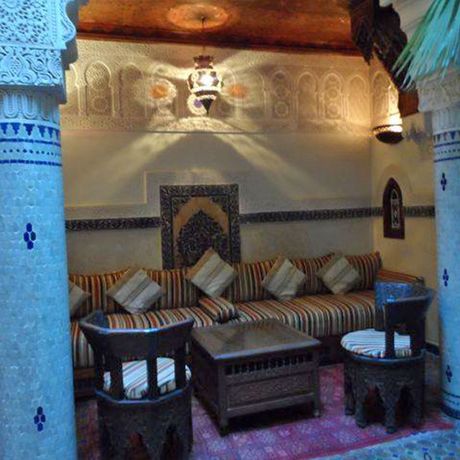 Blick auf zwei Sessel und ein Sofa in einem Sitzbereich des Riad Dar Al Kounouz