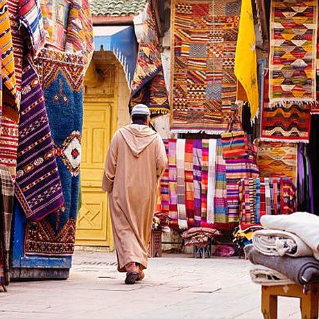 Blick auf bunte Teppiche auf einem Souk in Marokko