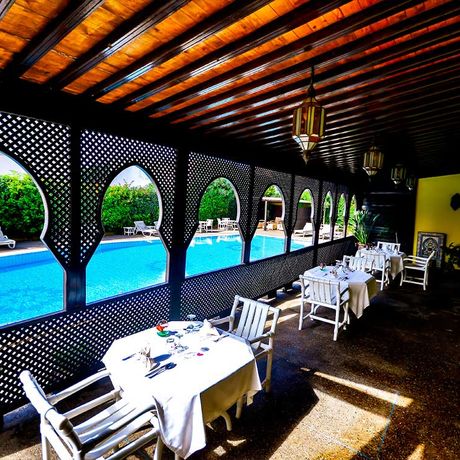 Hotel Zahra Terrasse und Pool Blick auf die Terrasse und den Pool